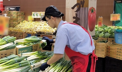 食品スーパーの店員が、商品整理をしている様子