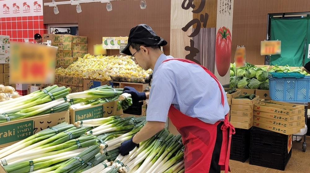 食品スーパーの店員が、商品整理をしている様子