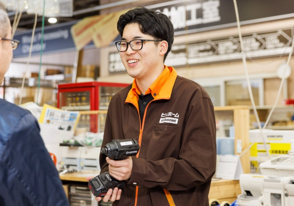お客さまを前に、工具を手に持って説明をするKさんの写真