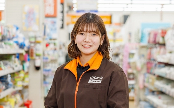 日用品部門Mさんの、正面笑顔の写真