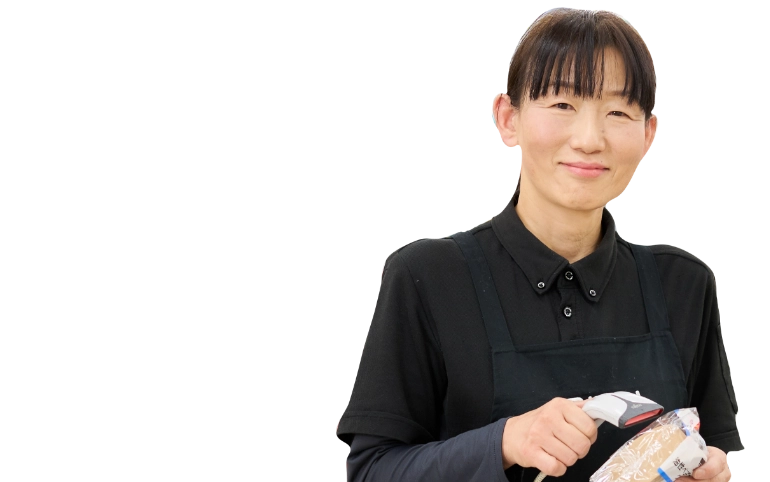 ホームセンタームサシYさんが商品をスキャンしている切り抜き写真